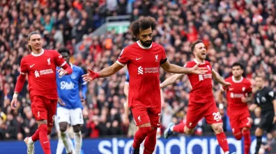 Liverpool vence o Everton por 2 a 0 em clássico e vira líder do Campeonato Inglês. veja!