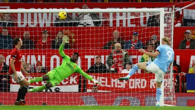 Manchester City venceu o Manchester United por 3 a 0 neste domingo, no Old Trafford, pela décima rodada do Campeonato Inglês.