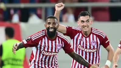 Olympiacos vence West Ham por 2 aa 1 na Liga Europa. veja!