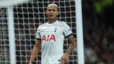 O Tottenham venceu o Fulham por 2 a 0, nesta segunda-feira, no encerramento da nona rodada do Inglês.
