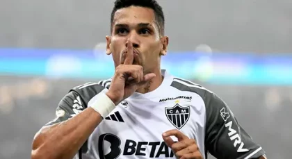 Atlético-MG vence o Flamengo por 3 a 0, supera rival na tabela e segue na briga pelo título do Brasileirão.