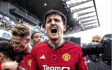 Maguire justifica permanência no Manchester United com sólido desempenho sob o comando de ten Hag. Entenda!