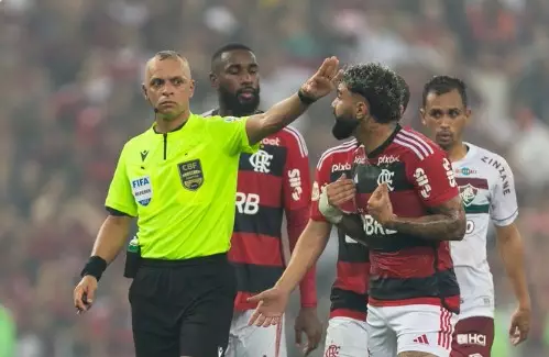 VAR pode sofrer possíveis mudanças radicais em 2025 após consultas da Ifab. Entenda!