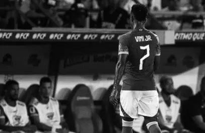 Vinícius Júnior desfalca o Brasil contra a Argentina por lesão na coxa. Entenda!