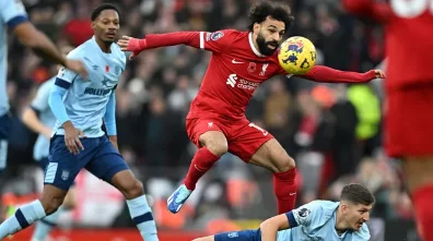 Liverpool vence Brentford por 3 a 0 e assume vice-liderança da Premier League.