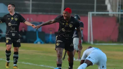 O Vitória faz festa após derrota o Sport por 1 a 0 e complica rival na luta pelo acesso. veja!