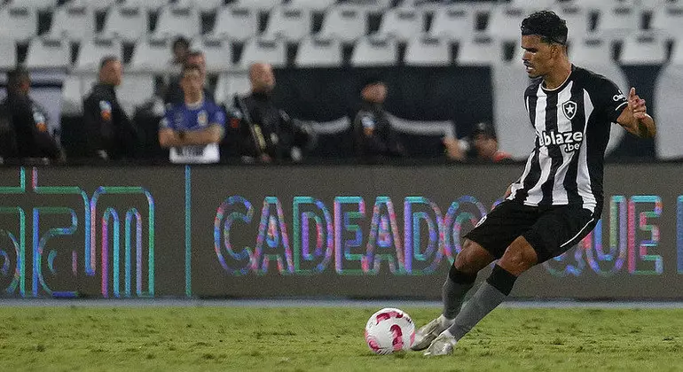Tem sido tendência… Volante do Botafogo dispara sobre arbitragem após rodada do Brasileirão: “Fica difícil”