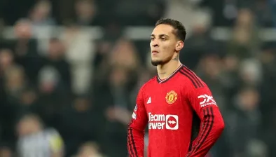 Newcastle vence Manchester United por 1 a 0 e se aproxima do G-4 na Premier League.