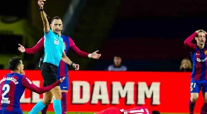 Incidente entre um árbitro e um membro da equipe de Xavi no final da partida. Entenda!