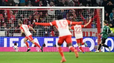 Bayern de Munique vence Stuttgart por 3 a 0 com dois de Kane e segue na caça ao líder Leverkusen.