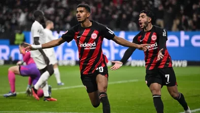 Frankfurt goleou o Bayern Munique por 5 a 1, que sofre a primeira derrota na Bundesliga