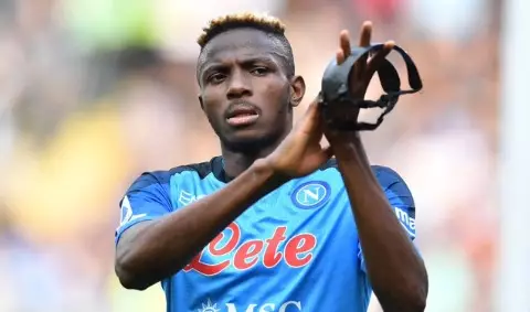 Victor Osimhen renova contrato com o Napoli até 2026 em meio a intenso interesse europeu. Entenda!