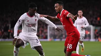 Liverpool empata com Manchester United por 0 a 0 em clássico Premier League.