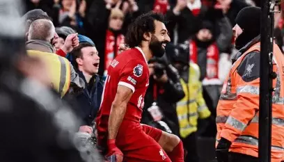 Liverpool supera desafios e mantém liderança na Premier League com vitória de 4 a 2 sobre o Newcastle. Entenda!