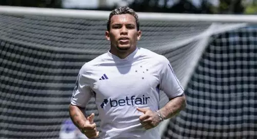 Gabriel Verón, reforço do Cruzeiro para 2024, adia estreia devido a lesão e cirurgia no pé. Entenda!