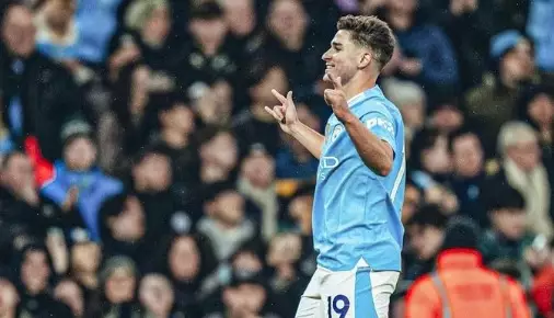 Julián Álvarez brilha com dois gols na vitória do Manchester City sobre o Burnley. Entenda!