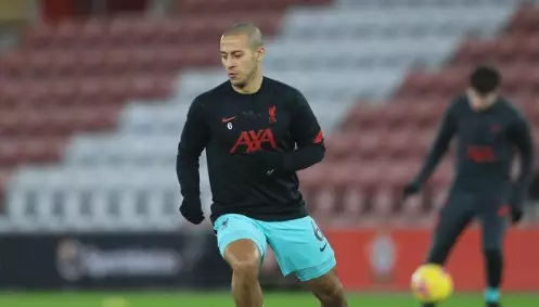 Thiago Alcântara retorna ao departamento médico do Liverpool após nova lesão. Entenda!