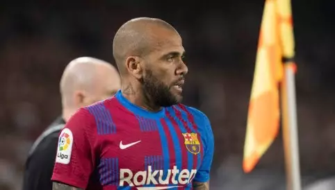 Daniel Alves removido da lista de lendas do Barcelona após condenação por agressão sexual. Entenda!