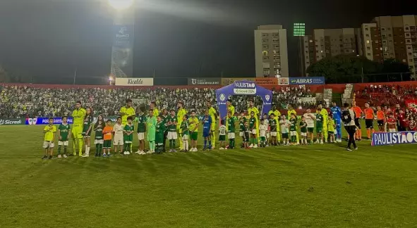 Palmeiras vence a Portuguesa e assume a liderança do Paulistão em jogo marcado por expulsão. Entenda!