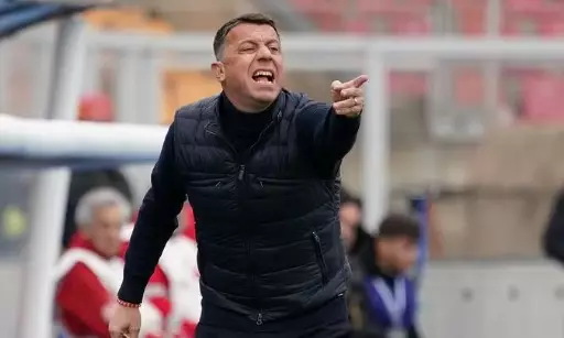 Técnico do Lecce é demitido após agredir jogador com cabeçada. Entenda!