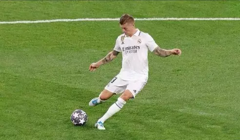 Real Madrid renova contrato de Toni Kroos por mais uma temporada, consolidando seu legado no clube. Entenda!
