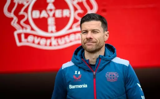 Xabi Alonso renova contrato com o Bayer Leverkusen e frustra interesses de Bayern e Liverpool. Entenda!