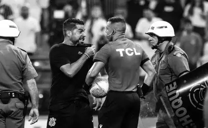 Corinthians e Atlético-MG empatam sem gols em jogo marcado por muitos cartões na estreia do Brasileirão. Entenda!