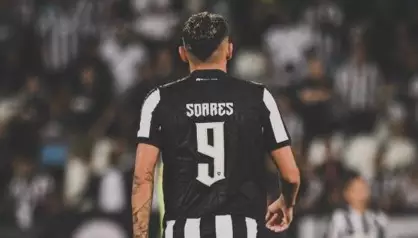 Tiquinho Soares desfalca Botafogo no clássico contra o Flamengo por lesão. Entenda!