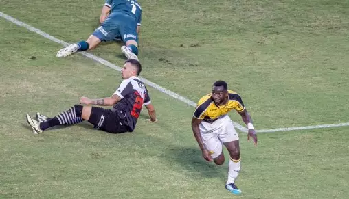 Criciúma goleia Vasco por 4 a 0 e impõe terceira derrota seguida aos cariocas. Entenda!