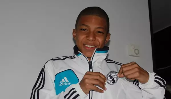 Real Madrid adia venda de camisas com o nome de Mbappé até 1º de julho. Entenda!
