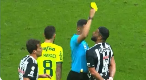 Atlético-MG acusa árbitro de distorção em expulsão de Hulk contra o Palmeiras. Entenda!
