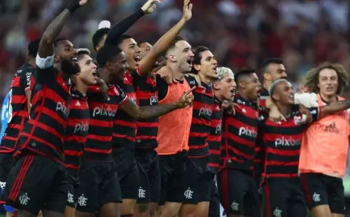 Flamengo vence clássico carioca com polêmica e mantém liderança no Brasileirão. Entenda!