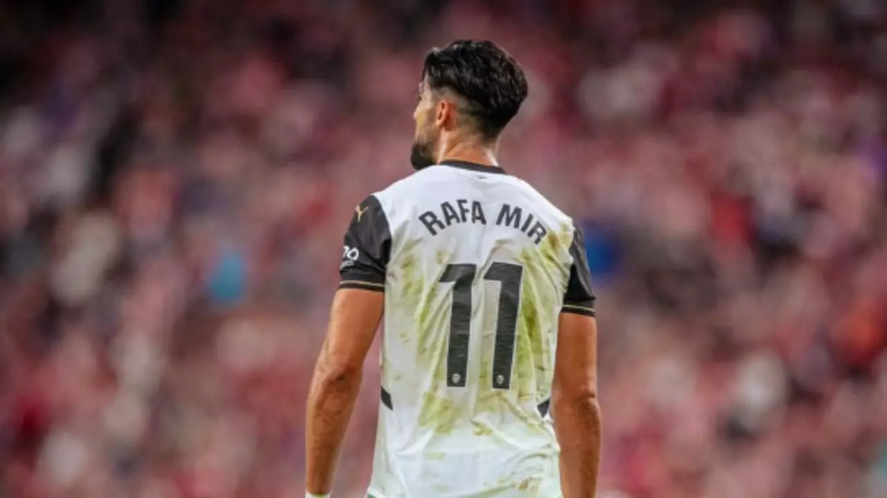 Rafa Mir, do Valencia, detido por acusações de agressão sexual. Entenda!