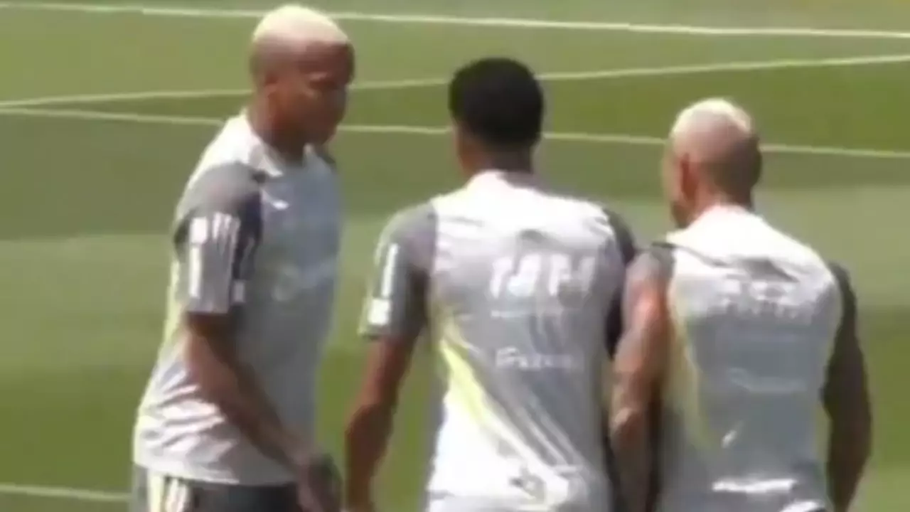 Brincadeira entre Deyverson e Vargas agita treino do Galo antes da final da Libertadores. Entenda!