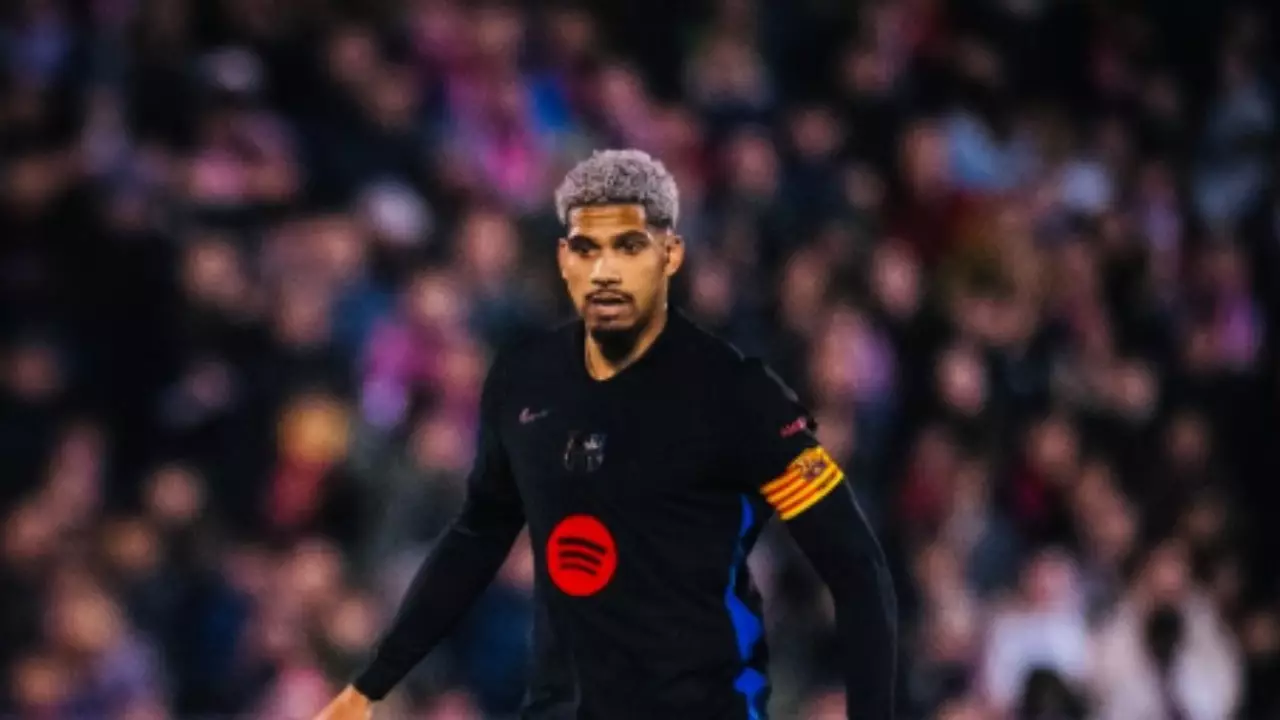 Ronald Araújo fica no Barcelona e busca lugar no time titular. Entenda!