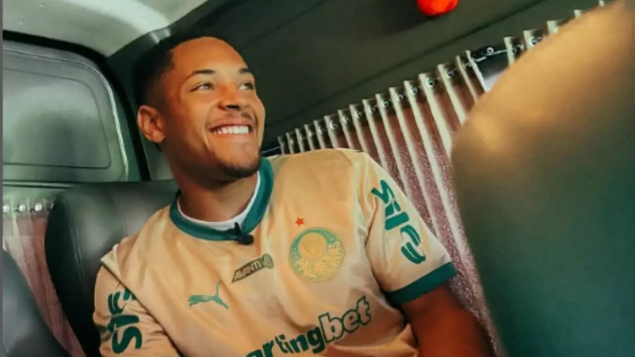 Vitor Roque desembarca e se torna a contratação mais cara da história do Palmeiras. Entenda!