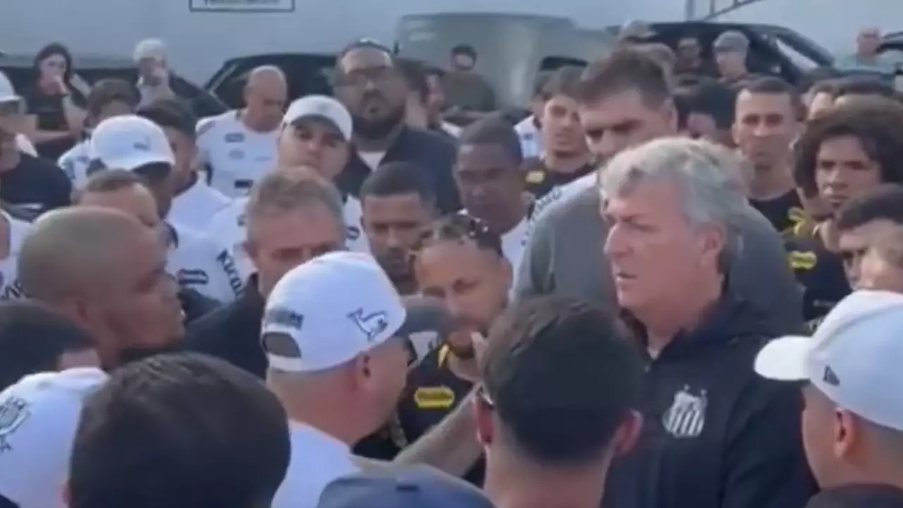 Clima tenso no Santos: organizada pressiona elenco no CT. Entenda!