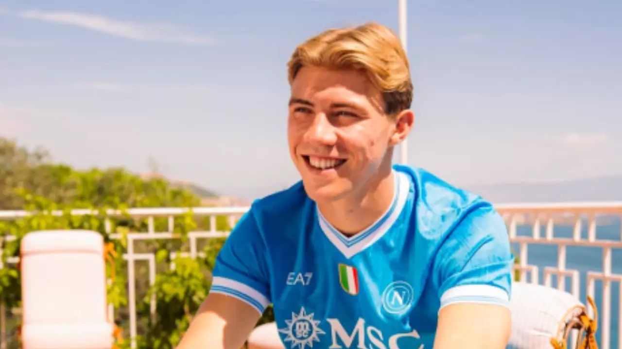 Napoli acerta empréstimo de Hojlund com obrigação de compra. Entenda!