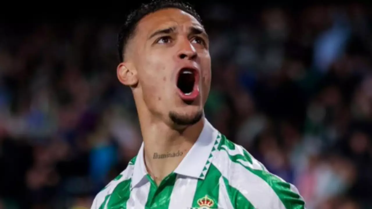 Antony volta ao Betis e emociona torcida. Entenda!