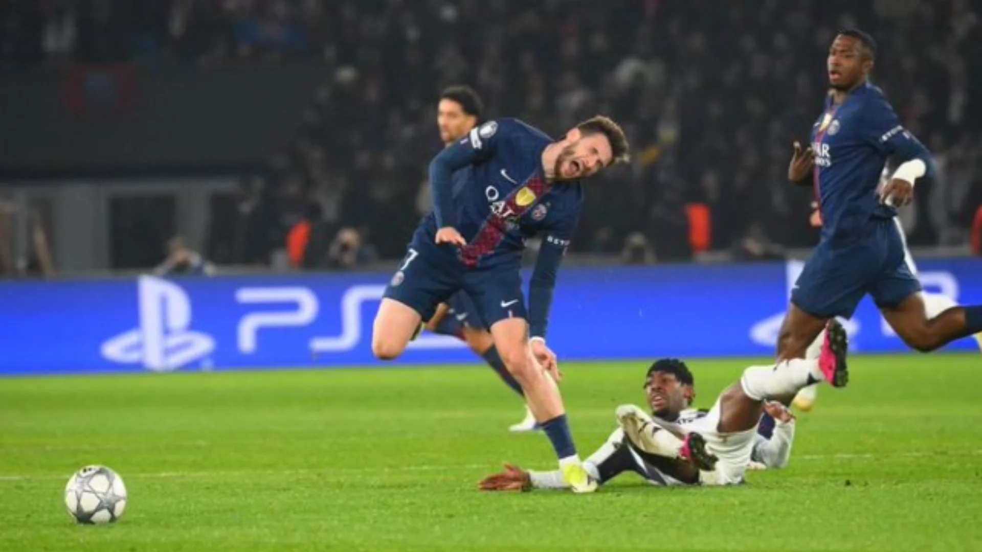 Kvaratskhelia desfalca PSG por duas semanas após entorse no tornozelo. Entenda!