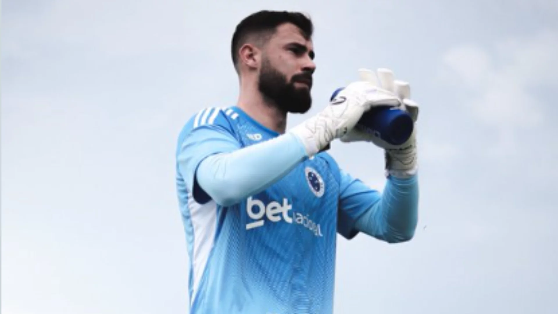 Reforço do Cruzeiro, goleiro Matheus Cunha sofre lesão no joelho e passará por cirurgia. Entenda!