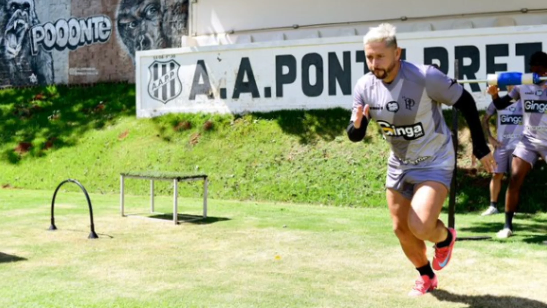 Élvis aciona a Justiça, cobra mais de R$ 8 milhões e pede rescisão com a Ponte Preta. Entenda!