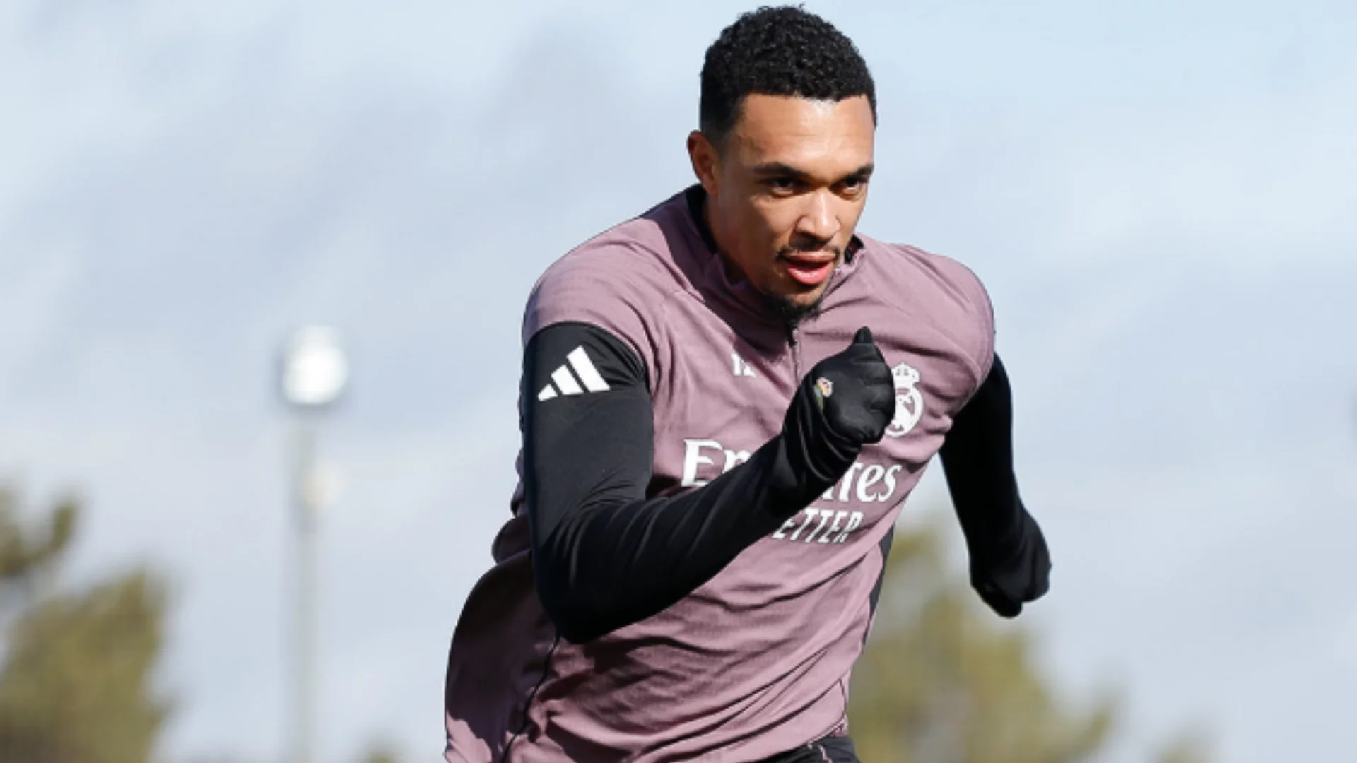 Alexander-Arnold volta aos treinos do Real Madrid após lesão. Entenda!