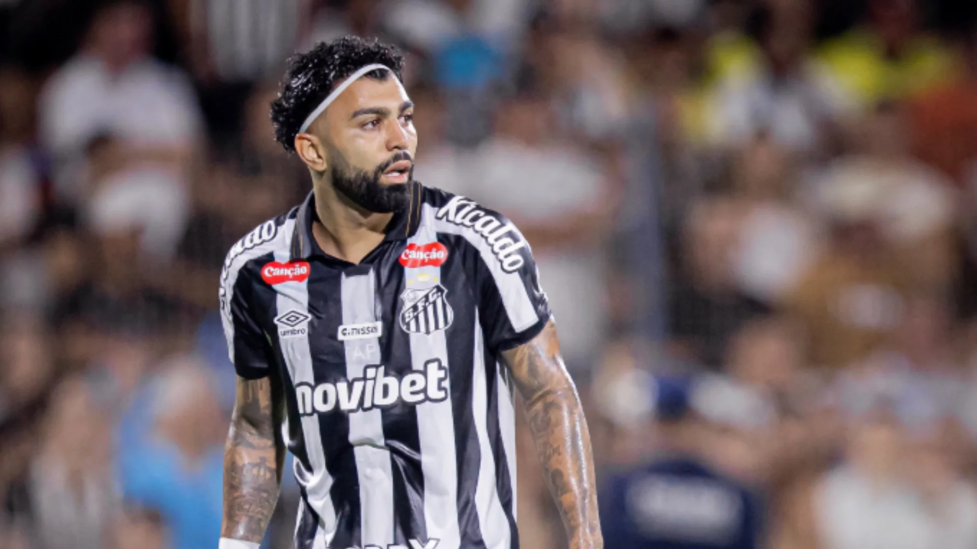Gabigol explica saída direta ao vestiário por dores abdominais. Entenda!