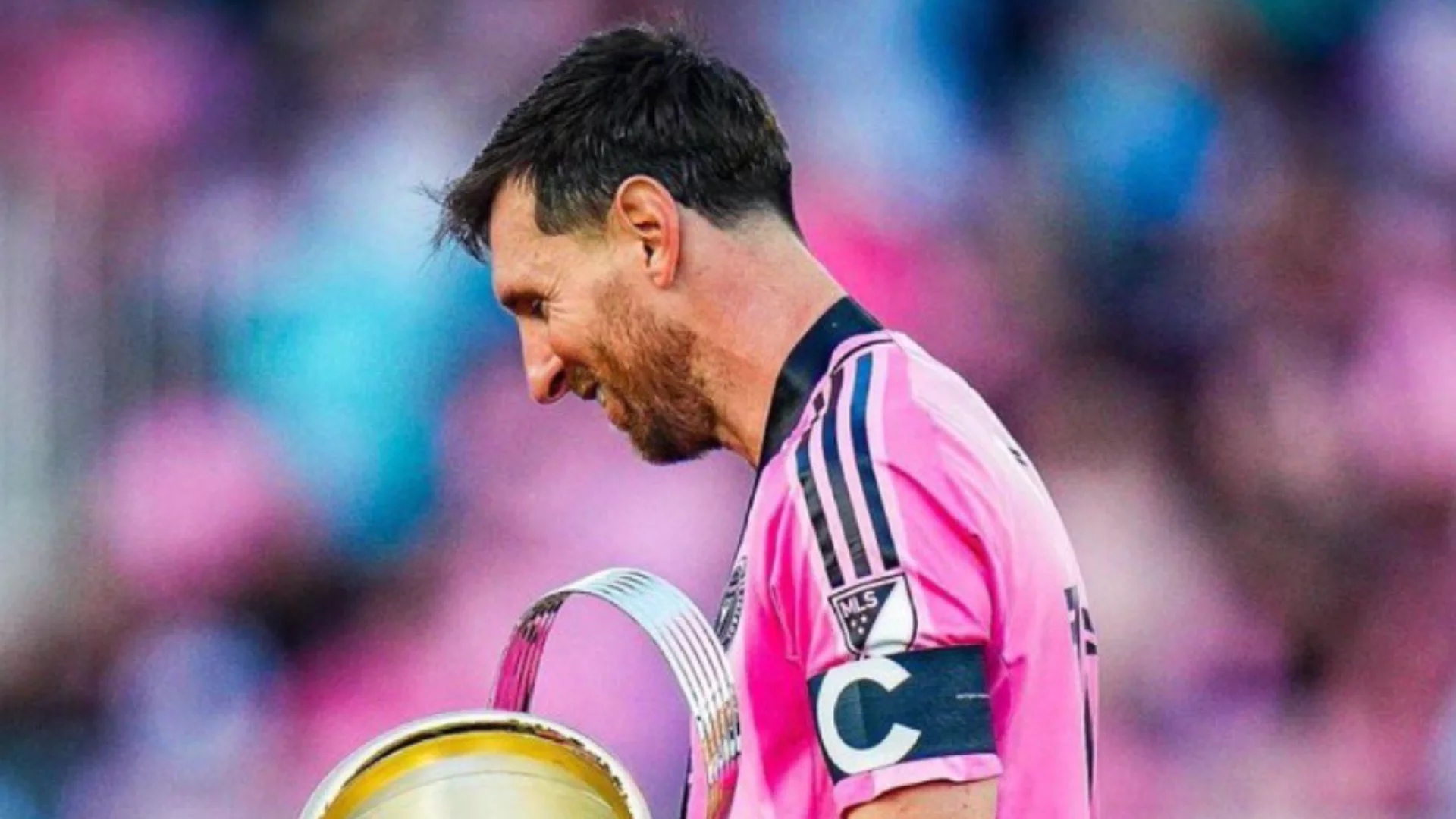 Ronaldo fatura 8 vezes mais que Messi: abismo salarial choca o mundo do futebol. Entenda!